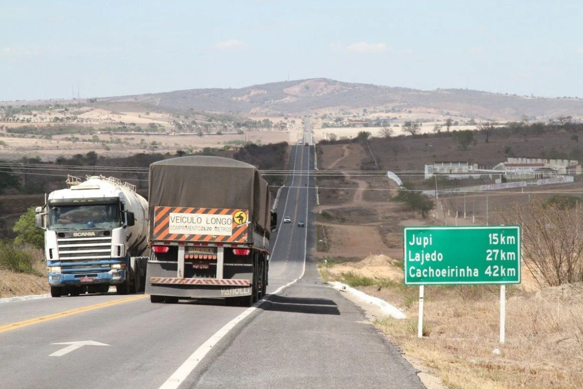 Prometida por 3 Presidentes do Brasil, a duplicação da BR-423, que liga São Caetano no Agreste até Garanhuns, nunca saiu do papel, um eterno 1º de abril