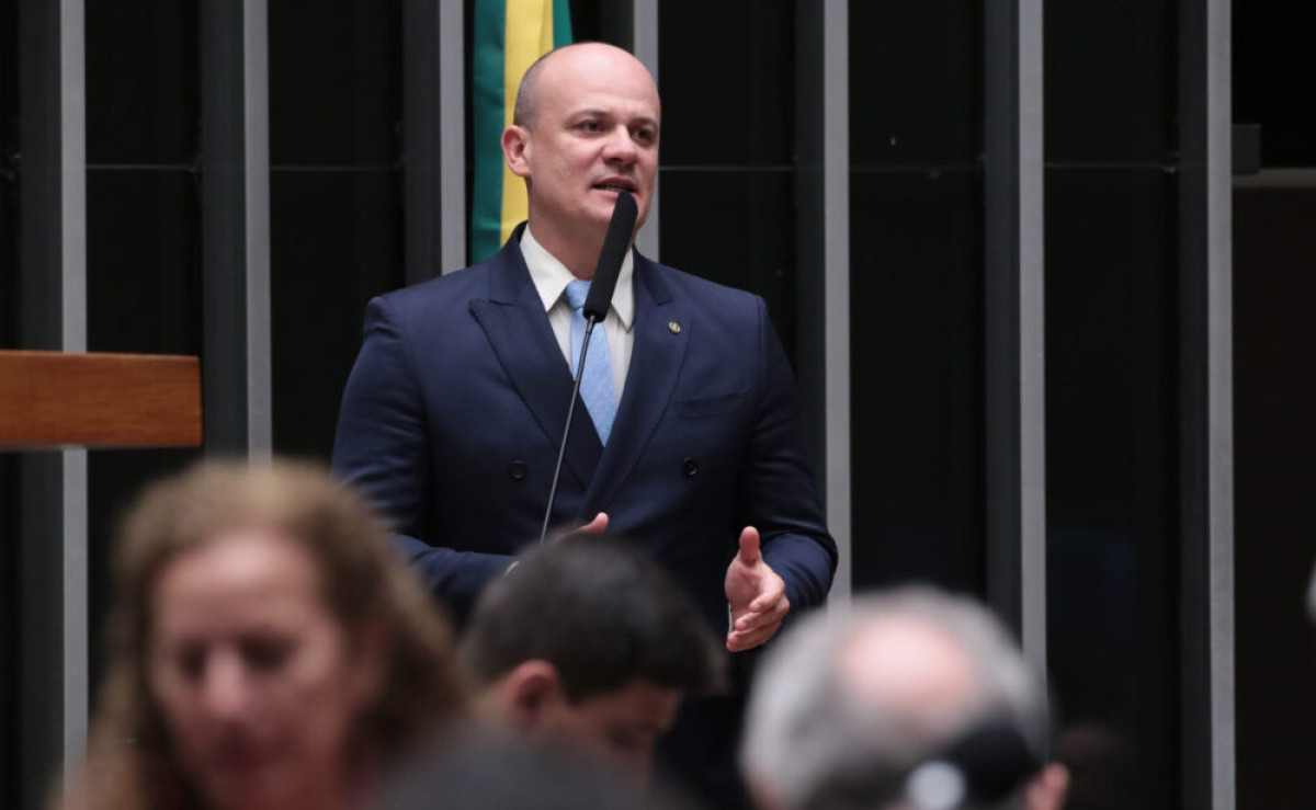 Líder da oposição acusa Dino de perseguição após operação contra Mario Frias